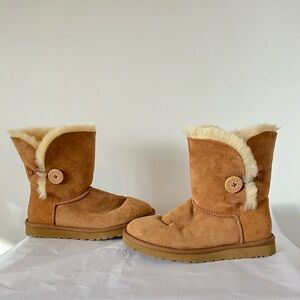 UGG Bailey Button Boot. Size 8.